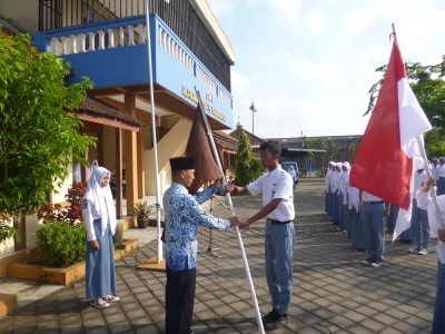 UPACARA PENYERAHAN OSIS